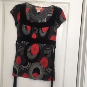 Julie’s Closet Capped Sleeve Top. Black, Red M
